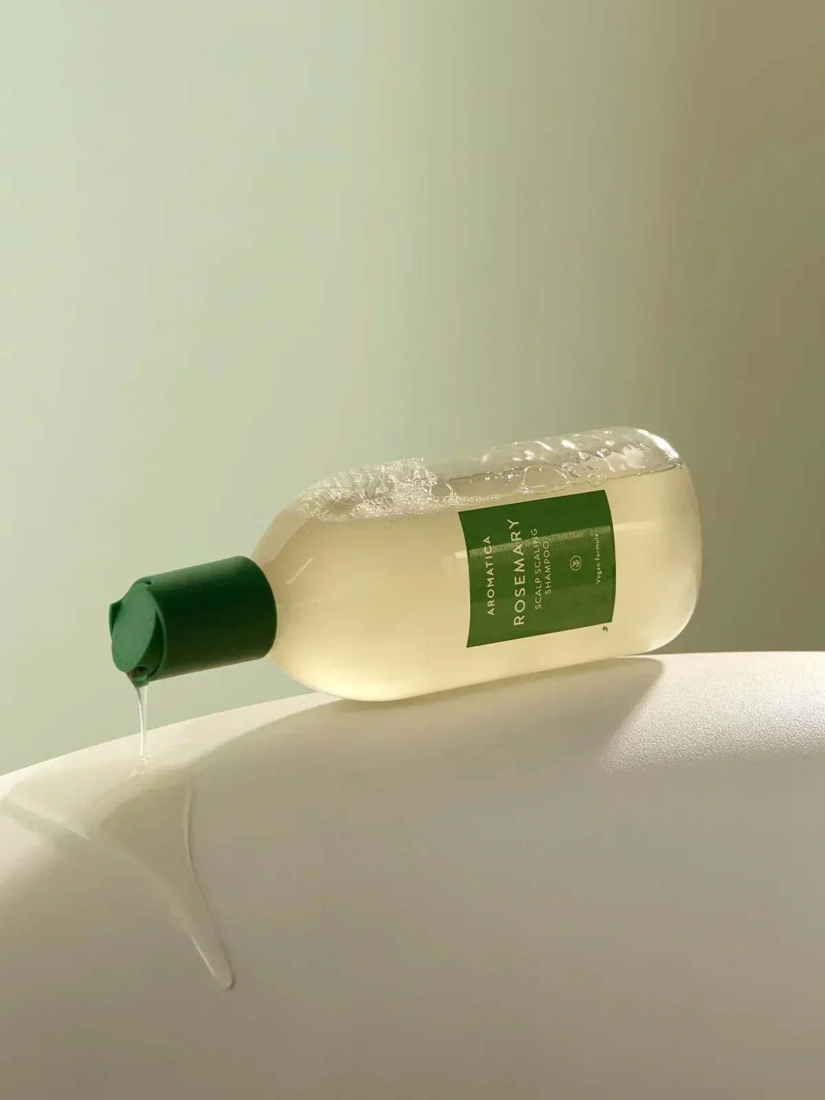 ⁦شامبو روزماري لتقشير وتنقية فروة الرأس من اروماتيكا (Aromatica Rosemary Scalp Scaling Shampoo) - 400 مل⁩ - الصورة ⁦4⁩